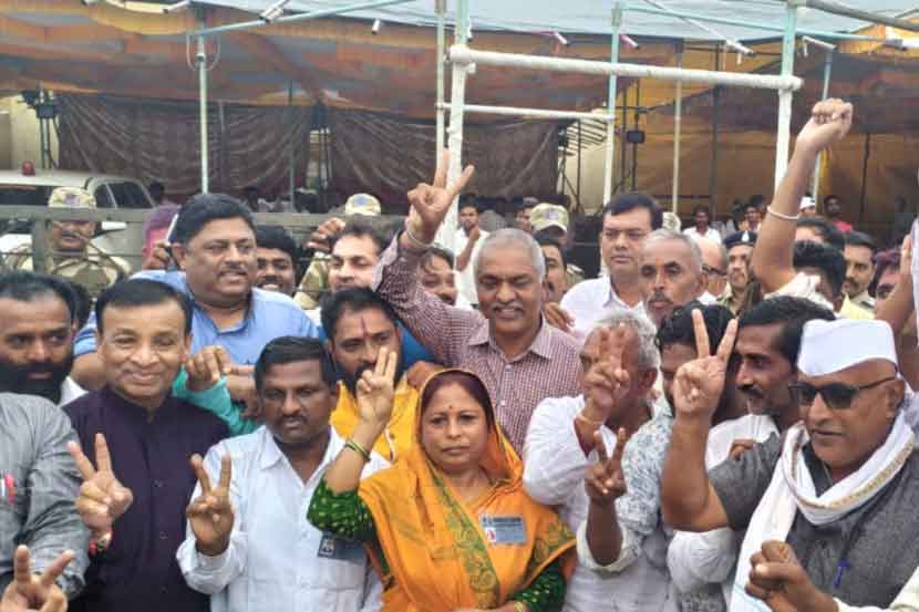 साक्री विधानसभा मतदारसंघात भाजपच्या बंडखोर मंजुळा गावित यांनी आपल्याच पक्षाविरोधात विजय मिळविल्यानंतर जल्लोश केला (छाया- दिनेश वकारे