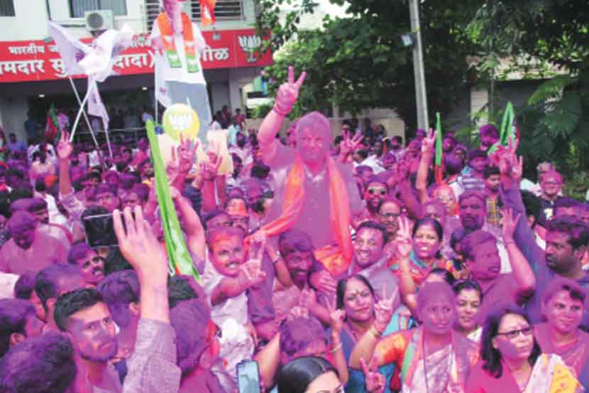 सांगली मतदारसंघातून भाजपच्या सुधीर गाडगीळ यांनी विजय मिळवल्यानंतर कार्यकर्त्यांनी जल्लोष केला.