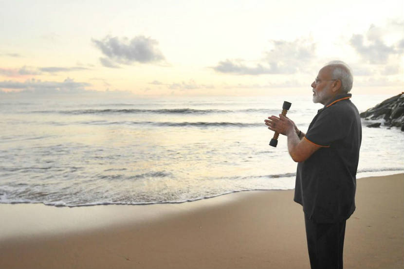 चेन्नई : महाबलिपुरम येथील समुद्र किनाऱ्यावर फेरफटका मारताना पंतप्रधान मोदींनी समुद्राशी कवितेच्या माध्यमांतून संवाद साधला.
