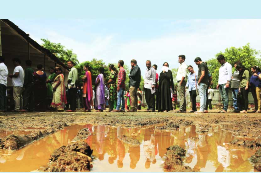 घाटकोपर पश्चिम मतदारसंघात मतदारांची रांग होती. (छाया- अमित चक्रवर्ती)