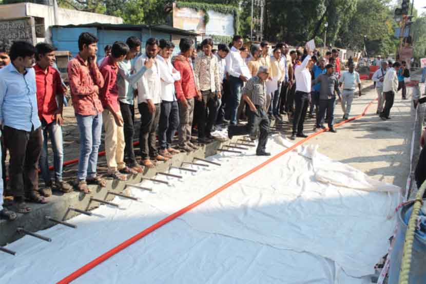 स्मार्ट रस्त्याच्या संथ कामाविरोधात बाजारपेठ बंद