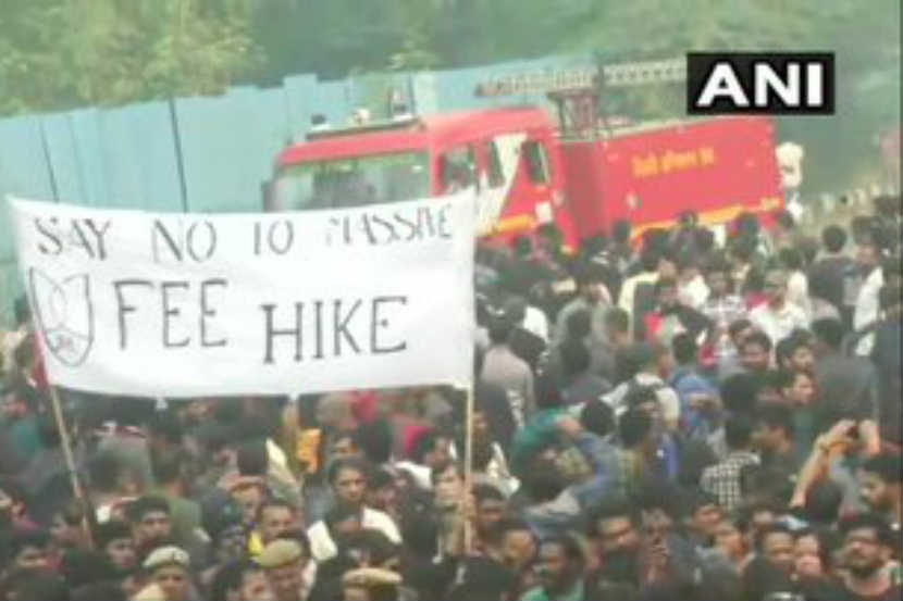 नवी दिल्ली : होस्टेलच्या भरमसाठ फी वाढीविरोधात जेएनयूचे विद्यार्थी रस्त्यावर उतरले होते.