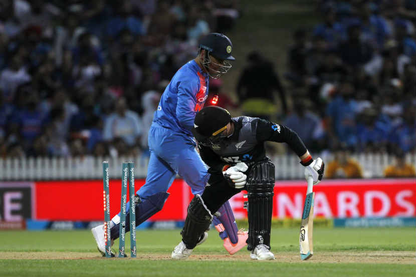 धोनीच्या भवितव्याबद्दल BCCI अध्यक्ष सौरव गांगुलीचं मोठं विधान, म्हणाला….