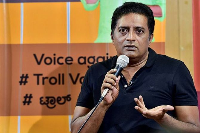 गायींचं थंडीपासून संरक्षण करण्यासाठी घालणार स्वेटर; प्रकाश राज म्हणाले…