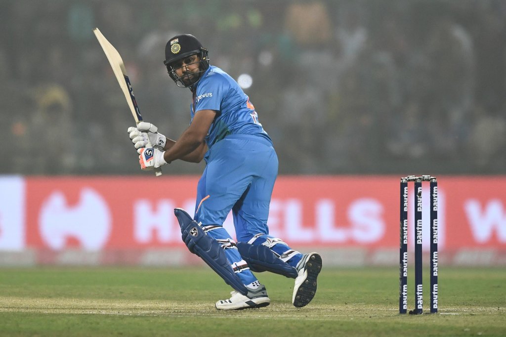 पहिल्या टी-२० सामन्याआधी भारतीय गोटात चिंता, कर्णधार रोहितला दुखापत