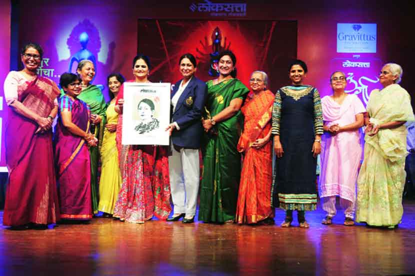 ‘लोकसत्ता दुर्गा’ पुरस्कार सोहळ्यात (डावीकडून) अॅलड. रंजना गवांदे, डॉ. मीनाक्षी नलबले-भोसले, डॉ. अनुराधा सहस्रबुद्धे, वीणा गोखले, ‘ग्रॅव्हिटस फाउंडेशन’च्या उषा काकडे, ‘लोकसत्ता दुर्गा जीवनगौरव पुरस्कार’ विजेत्या मीरां चड्ढा-बोरवणकर, शिल्पा ठोकडे, नंदिनी बर्वे, रूपाली रेपाळे-हिंगे, डॉ. कविता सातव आणि मंगल शहा