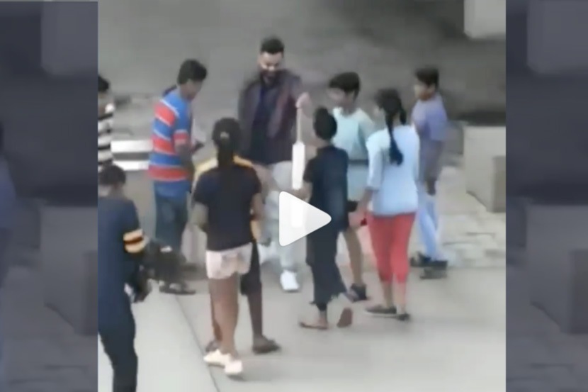 Video : जेव्हा इंदूरच्या रस्त्यांवर विराट कोहली ‘गली क्रिकेट’मध्ये रमतो