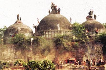 अयोध्या प्रकरणाने देशाच्या राजकारणाला वेगळीच कलाटणी दिली.