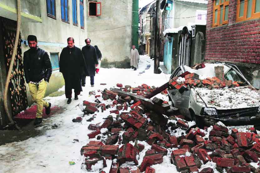 काश्मीरमधील बर्फवृष्टीमुळे विमान उड्डाणे रद्द