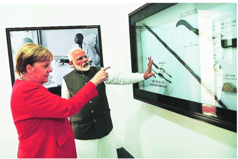 जर्मनीच्या चॅन्सेलर अँगेला मर्केल यांनी शुक्रवारी दिल्लीतील गांधी स्मृती केंद्राला भेट दिली. त्यावेळी पंतप्रधान नरेंद्र मोदी त्यांच्यासोबत होते.