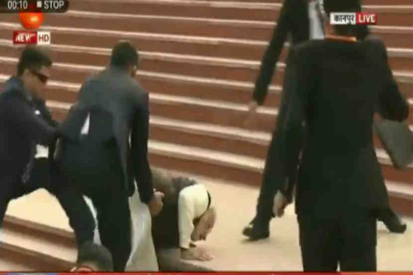 VIDEO: पंतप्रधान नरेंद्र मोदी यांचा पायऱ्यांवर अचानक तोल गेला आणि….