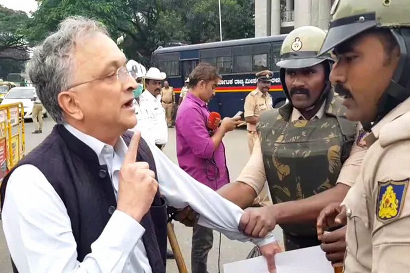 #CAA: इतिहासकार रामचंद्र गुहा यांना पोलिसांनी घेतलं ताब्यात, नागरिकत्व कायद्याविरोधात करत होते आंदोलन