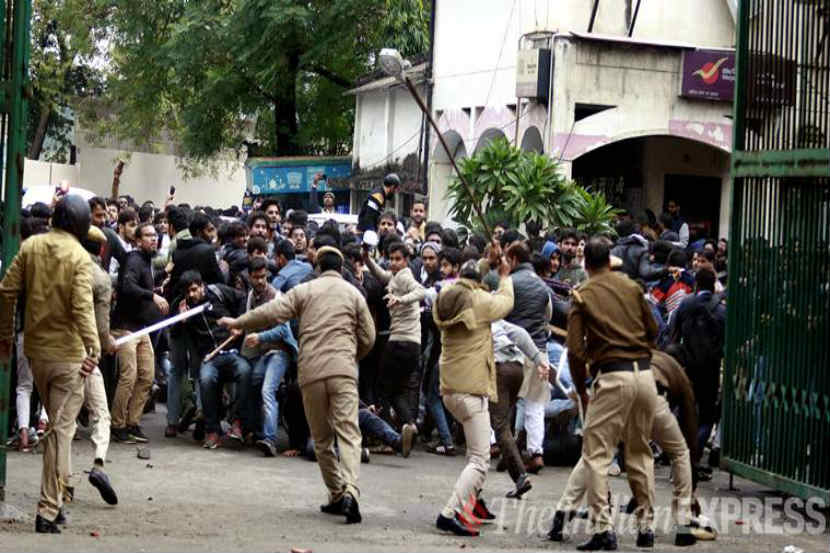 
नागरिकत्व दुरूस्ती विधेयक आंदोलन: दिल्लीच्या जामिया विद्यापीठाबाहेर पोलीस आणि विद्यार्थ्यांमधील संघर्ष (सौजन्य - प्रविण खन्ना)