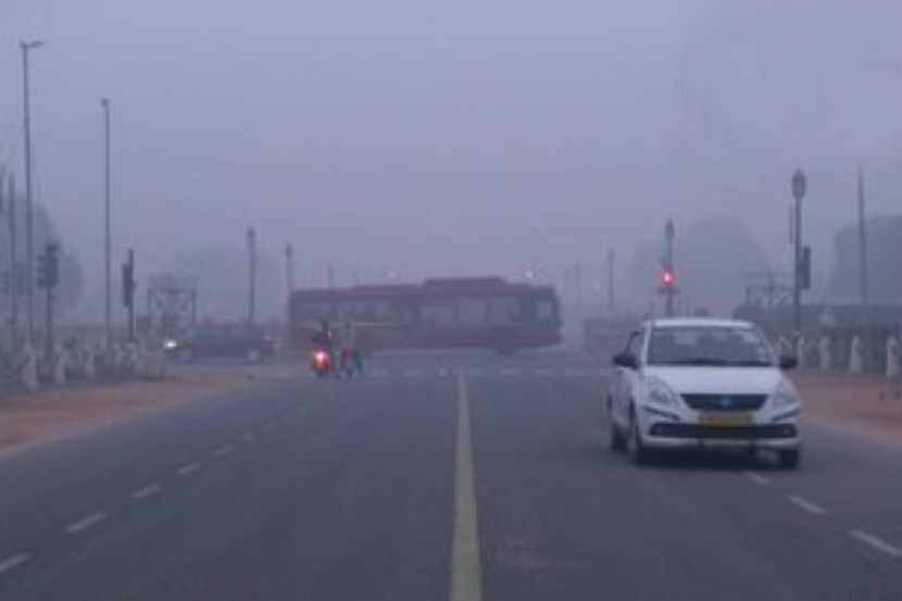 नवी दिल्ली : दिल्लीत आज पहाटे २.४ डिग्री सेल्सिअस इतक्या रेकॉर्ड ब्रेक किमान तापमानाची नोंद झाली.