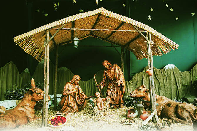 येशूला साक्षात् ईश्वराचा पुत्र मानणारे जगभरातले ख्रिश्चनधर्मीय २५ डिसेंबर रोजी ख्रिसमस साजरा करतात.