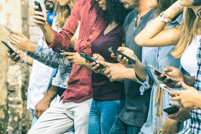 लोकं आपापल्या स्मार्टफोनमध्ये डोके खुपसून बसले आहेत, हे दृष्य लग्न समारंभ, कौटुंबीक भोजन, सामाजिक समारंभ किंवा अन्य कोणत्याही प्रकारचे सार्वजनिक समारंभ यामध्ये सर्रास दिसून येते.