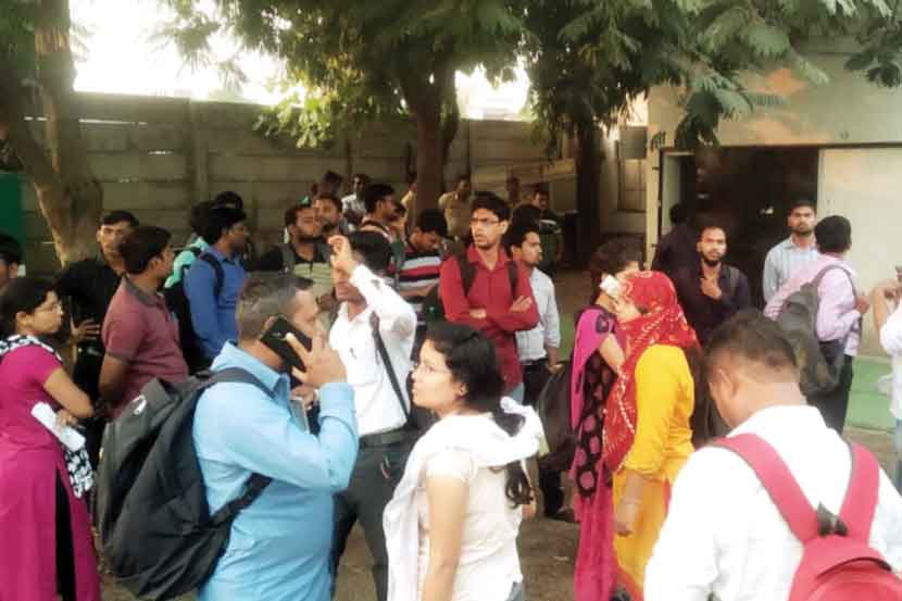 सव्‍‌र्हर बंद पडल्याने ‘महापरीक्षा’ केंद्रावर गोंधळ        