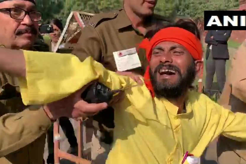 …म्हणून त्याने थेट राजनाथ सिंह यांच्या वाहनांचा ताफा अडवला