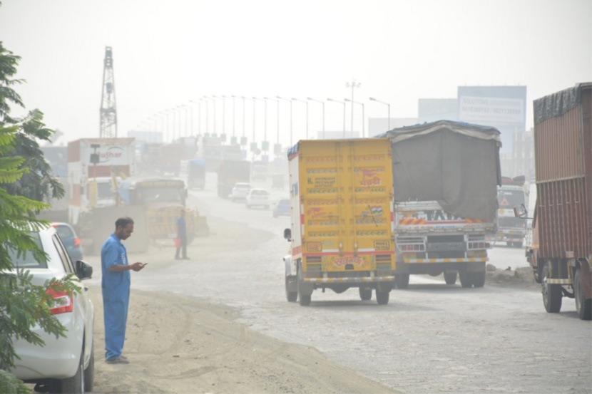 महामार्गावर ‘धूळके’