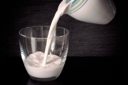 दूध आता आणखी महागले; प्रतिलिटर दोन रुपयांची वाढ