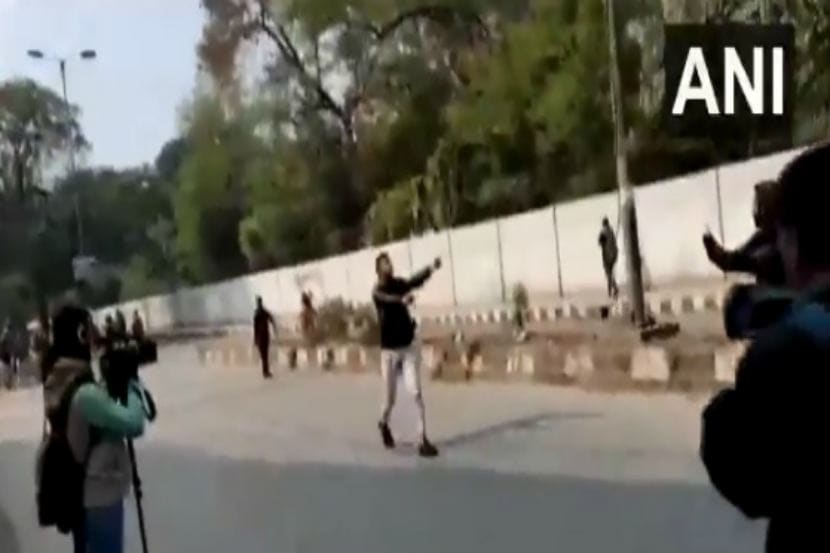 CAA: दिल्लीतील जामिया परिसरात गोळीबार करणारा तरुण ताब्यात