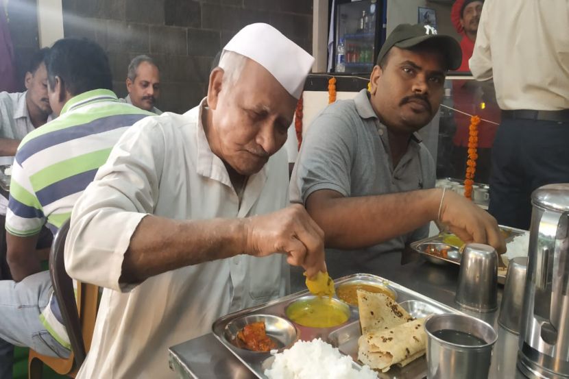 शिवथाळी पुणेकरांच्या सेवेत; ११ ठिकाणी मिळणार थाळी