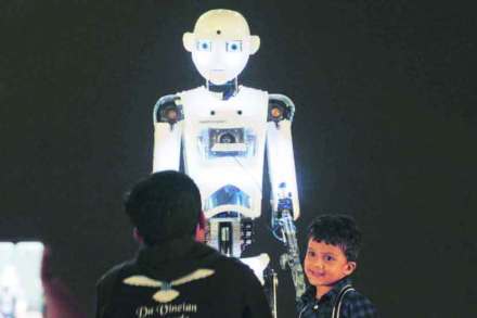 आयआयटी बॉम्बेच्या तंत्रमहोत्सवात यंत्रमानवाबरोबर ‘सेल्फी’ काढण्यासाठी लहानग्यांसह तरुणांची झुंबड उडाली होती.