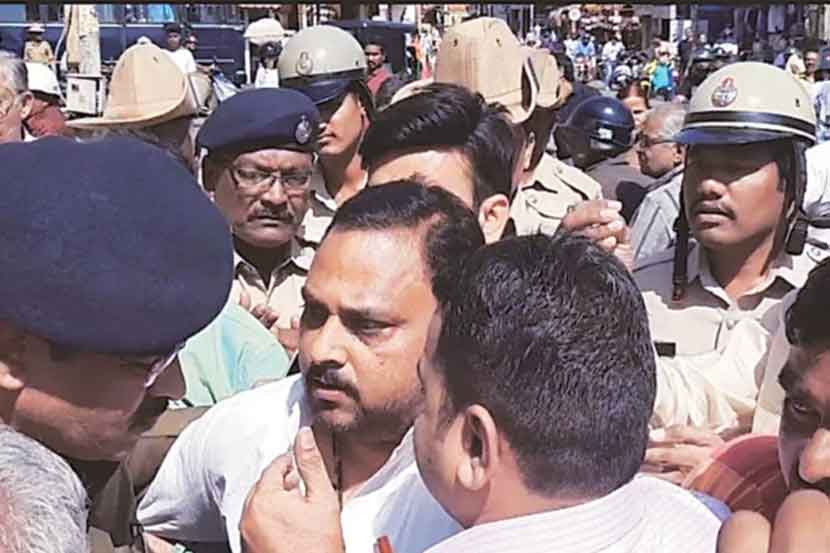 हुतात्म्यांना अभिवादन करण्यासाठी बेळगावमध्ये पोहोचलेले सांस्कृतिक राज्यमंत्री राजेंद्र पाटील यड्रावकर यांना कर्नाटक पोलिसांनी ताब्यात घेतले.
