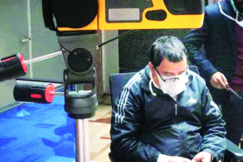 दिल्ली विमानतळावर चीन मार्गे आलेल्या प्रवाशांची आरोग्य तपासणी केली जात आहे.