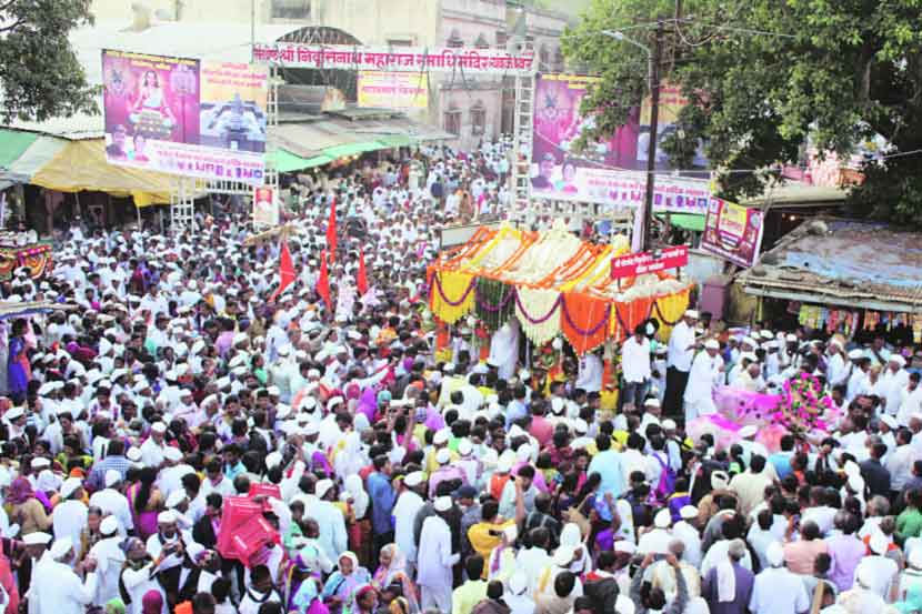 त्र्यंबकेश्वर येथे संत निवृत्तीनाथ यात्रोत्सवानिमित्त पालखी काढण्यात आल्यावर दर्शनासाठी भाविकांची झुं्बड उडाली (छाया- यतीश भानू)