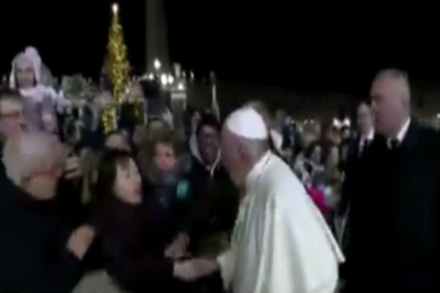 VIDEO: पोप फ्रान्सिस यांनी मागितली महिलेची माफी