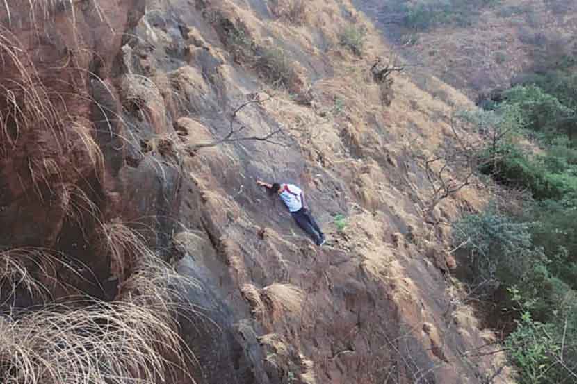 मावळ तालुक्यातील विसापूर किल्ल्यावर कपारीत अडकलेल्या यश कासट याची सुटका ग्रामस्थ आणि लोणावळ्यातील शिवदुर्ग मित्र संस्थेच्या सदस्यांनी केली.