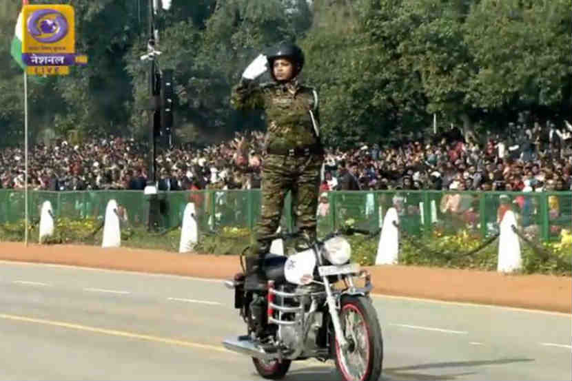 नवी दिल्ली : राजपथावर मोटरसायकलवर चित्तथरारक प्रात्यक्षिक सादर करताना हेड कॉन्स्टेबल मीना चौधरी.