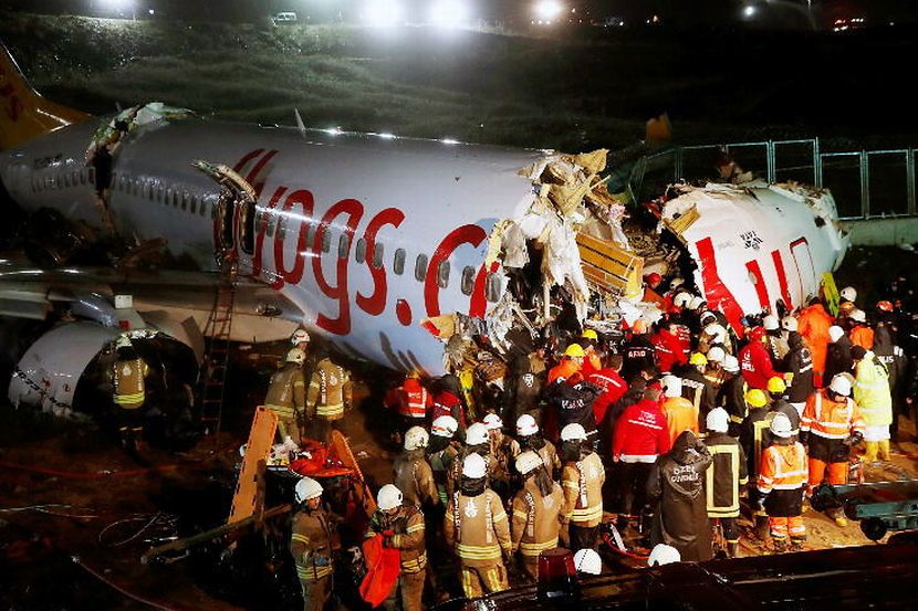 इस्तंबूलमध्ये भीषण दुर्घटना, अपघातानंतर विमानाचे तीन तुकडे; १७९ प्रवासी जखमी