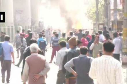 CAA : दिल्लीत हिंसाचाराचा उद्रेक; आंदोलकांच्या हल्ल्यात पोलिसाचा मृत्यू