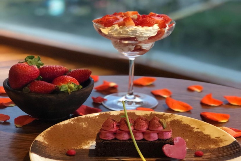 Dessert Recipes for Valentine’s Day : रिच चॉकलेट स्ट्रॉबेरी ब्राउनी