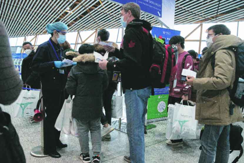 बीजिंग विमानतळावर रविवारी प्रवाशांची तपासणी घेण्यात आली.