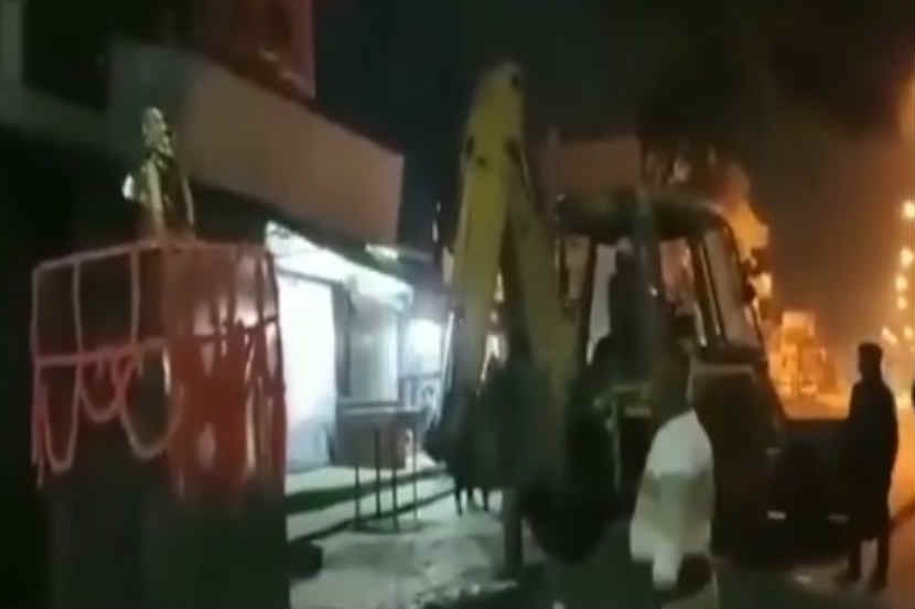 VIDEO: बुलडोझरने हटवला छत्रपती शिवाजी महाराजांचा पुतळा, भाजपाचा शिवसेना, काँग्रेसवर हल्लाबोल