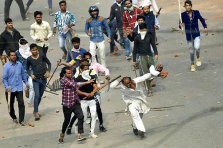 दिल्ली हिंसाचारातील एका घटनेचा इंडियन एक्स्प्रेसचे छायाचित्रकार प्रवीण खन्ना यांनी घेतलेला फोटो.