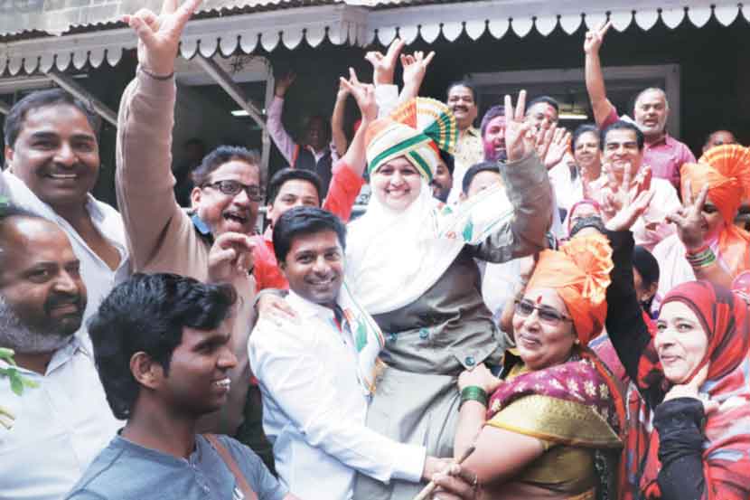 कोल्हापूर महानगरपालिकेच्या महापौरपदी काँग्रेसच्या निलोफर आजरेकर यांची निवड  झाल्यानंतर कुटुंबीयांनी त्यांना आनंदाने उचलून खांद्यावर घेतले. ( छाया - राज मकानदार)