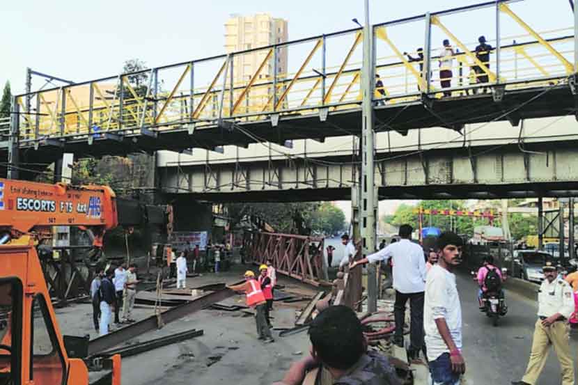 ट्रेलरची धडक बसून किंग्ज सर्कलजवळील रेल्वे पुलाचा भाग निखळला
