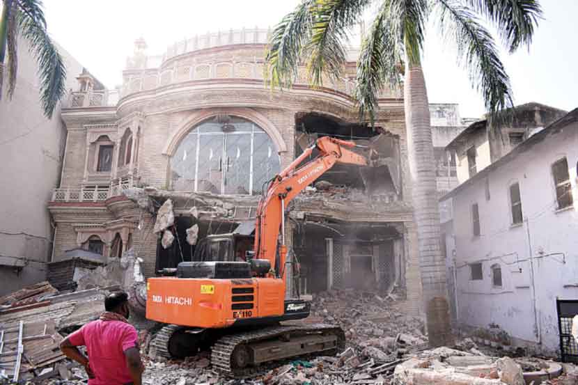 आंबेकरच्या ज्या बंगल्यातून गुन्हेगारी कृत्य करायचा तो बंगला पाडताना अतिक्रमण विरोधी पथक.