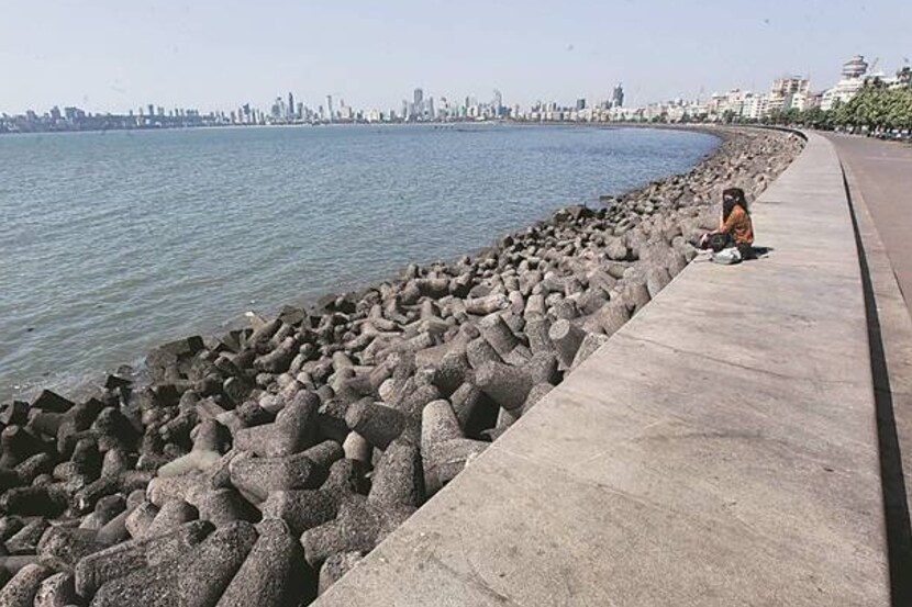 Marine Drive wore a deserted look, in Mumbai on Friday. (Express photo by Pradip Das)