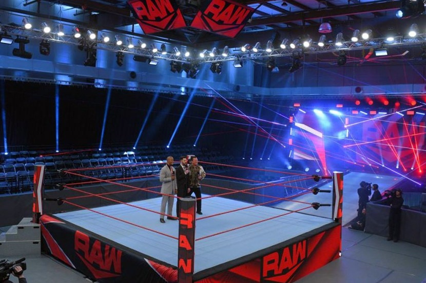 करोनाचा फटका WWE लाही; रिकाम्या खुर्च्यांसमोर खेळाडूंची रेसलिंग