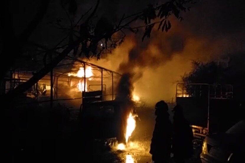 Video: वाहतूक पोलिसांनी रिक्षावाल्यांसमोरच केली शेकडो हेडफोन्सची होळी