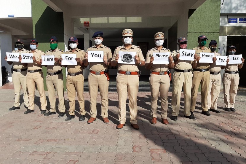 करोनाच्या भयाण परिस्थितीतही ऑन ड्युटी २४ तास असणारा देव धावतोय नागरिकांच्या मदतीला