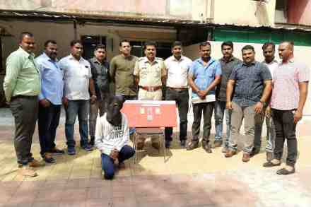 Video: तोंडातच फुटली मोबाईलची बॅटरी; CCTV त कैद झाला थरार