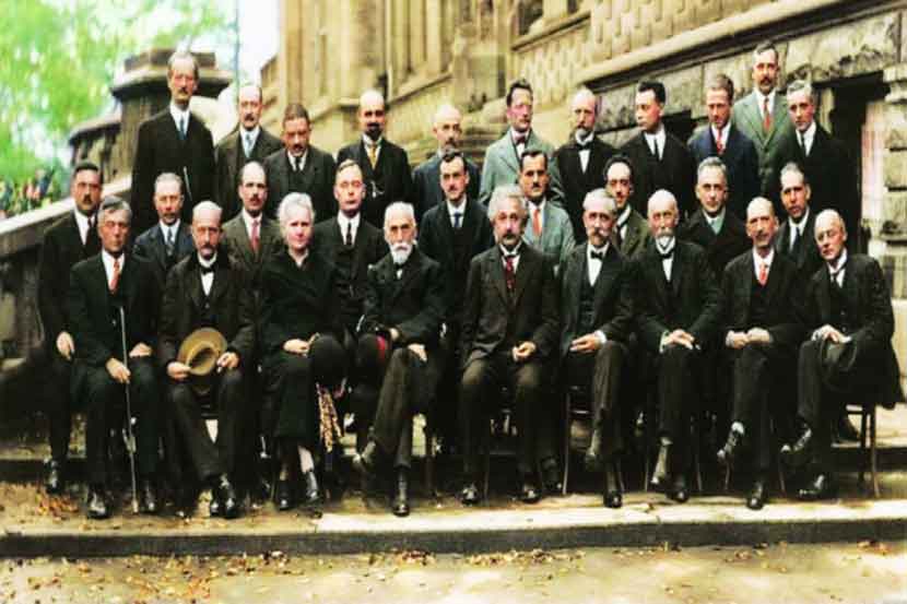 १९२७ मधील ब्रुसेल्स येथील सोलवाय कॉन्फरन्सदरम्यान सर्व पुरुष शास्त्रज्ञांमध्ये एकमेव स्त्री - मारी क्युरी