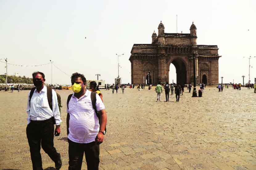 
एरव्ही पर्यटकांच्या गर्दीने भरून गेलेल्या गेट वे ऑफ इंडियाच्या परिसरात शुकशुकाट आणि करोनाची भीती जाणवत होती.
