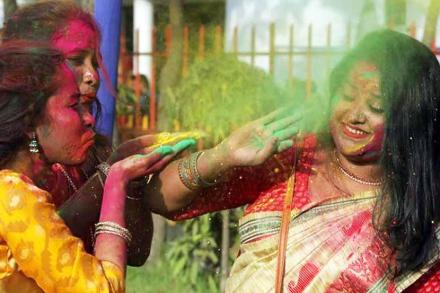 Holi 2020 : रंगाला घाबरु नका; त्वचा आणि केसांची अशी घ्या काळजी